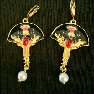 Cute costume pierced earrings.